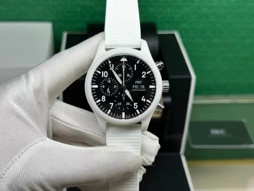 TW fully upgrades IWC's latest ceramic watchIWC pilot chronograph watch is coming, with more delicate details and coordinationIngenuity, meticulously crafted V2 board[Case] ​​The watch size is 44.5mmX15.7mm. The case is made of high-tech ceramics, consistent with the original! And it is frosted and matte! The structure follows the original version - the bezel and the middle case are formed in one piece. Anti-wear, scratch, corrosion resistant[Movement] It uses the powerful and stable Dandong 7750 movement. Hours, minutes, seconds, dual-period display and chronograph function