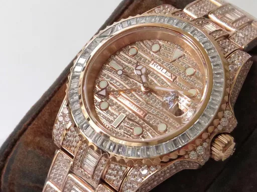 Extremely luxurious, TW challenges a new height of reproduction - perfectly restores the most expensive Rolex starry sky watch in history - Rolex GMT-Master II pavé diamond special edition - ROLEX116769TBR-74779B[Case] ​​The watch size is 40mm. Made of Germany's top 904L Oyster steel. The dial, bezel, case and bracelet are densely inlaid with the top Swarovski diamonds. Try to restore the invincible texture of the authentic luxury.[Strap] Made of 904L Oyster steel, the Oyster strap was launched in the late 1930s. It consists of three rows of wide and flat links. It is extremely strong. The entire bracelet is also neatly and meticulously inlaid with beautiful diamonds, and the effect is brilliant.[Movement] It uses the top Seagull 2824GMT dual time movement.