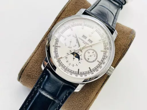 The highest version on the market, Vacheron Constantin Historical Masterpiece Series 3100V/000R_B422 Perpetual Calendar Multi-Function Watch!1⃣️Equipped with the same movement as the original, the balance wheel is exactly the same as the original, and all functions can be used normally.2⃣️Improved the curvature of the four corners of the case, the dial color curvature is more consistent, the 12 scales are polished more delicately, and the overall look is closer to the counter!3⃣️Paired with Italian cowhide to make the wrist more comfortable!TWS Factory boutique replica, please appreciate your appreciation