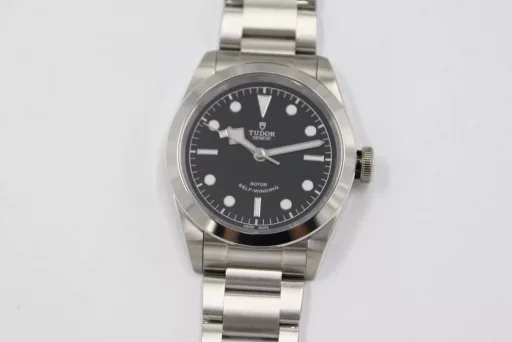 LF Tudor Biwan 79540 Series 41 Watch Update v2① The whole watch is genuine mold casting, and the parts are 100% interchangeable.② The standard size of the watch is 41mm, which is suitable for the wrist size of the general male.③ The upgraded version strengthens the overall polishing of the case and adopts a new customized Cal.2824 movement, which synchronizes the original version without calendar idle gear.A belt and folding buckle can be given with the order, which is both formal and casual, low-key but not mediocre, steady but not agile.