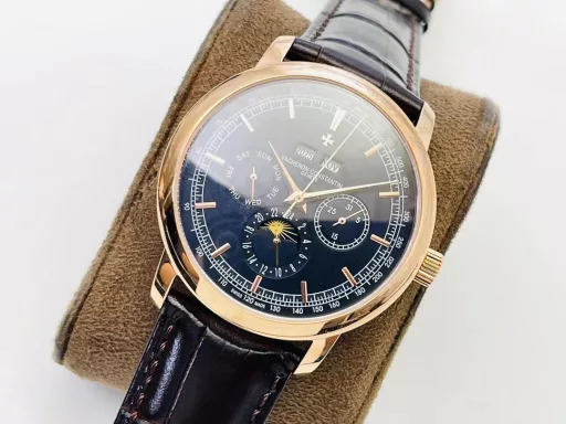 The highest version on the market, Vacheron Constantin Historical Masterpiece Series 3100V/000R_B422 Perpetual Calendar Multi-Function Watch!1⃣️Equipped with the same movement as the original, the balance wheel is exactly the same as the original, and all functions can be used normally.2⃣️Improved the curvature of the four corners of the case, the dial color curvature is more consistent, the 12 scales are polished more delicately, and the overall look is closer to the counter!3⃣️Paired with Italian cowhide to make the wrist more comfortable!TWS Factory boutique replica, please appreciate your appreciation