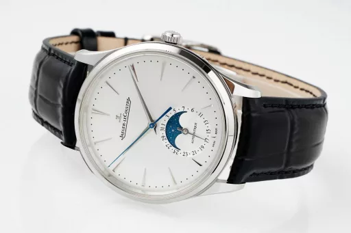 APS new moon phase master The new moon phase uses an integrated movement cal.925, which has been greatly improved through long-term improvements. The difference between the new version of the moon phase master and the old version is the replacement of the moon phase disk, the strap is upgraded to the latest version of quick release, and the buckle arc is increased to improve the comfort of the wearing experience. The disk logo is upgraded from printed to metal logo, and the overall texture is greatly improved.