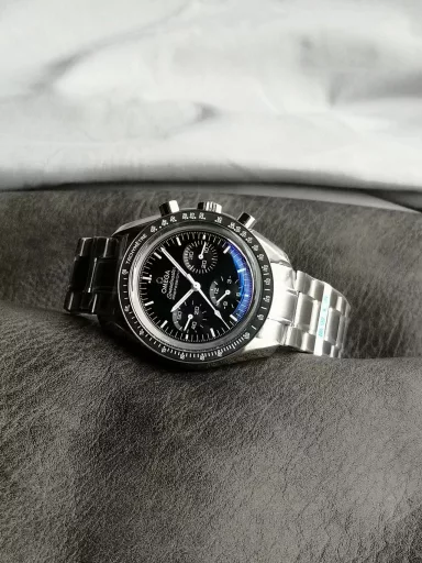 OM Exploration Magazine: Omega Speedmaster 311.32.42.30.04.003 watch (Snoopy Limited Edition), stainless steel case with black nylon leather strap, black lacquered hands, covered with Super-LumiNova luminous coating, equipped with manual mechanical chronograph movement, 42 mm.