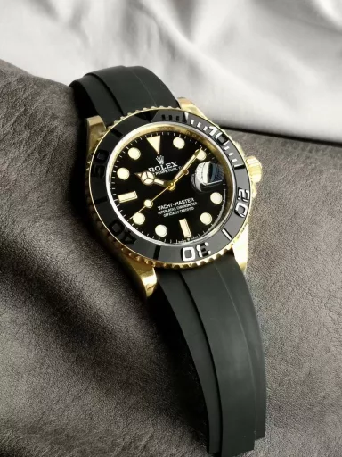 CLEAN Limited Edition Recommendation: Rolex Yacht-Master Series M226658-0001 watch, gold case with natural rubber strap, gold bidirectional rotating outer ring, one-piece matte black ceramic Cerachrom 60-minute scale bezel; polished, three-dimensional scale and numbers, minute scale marked on the first 15 minutes of the bezel. Black lacquer, 18K gold hour markers, easy-to-read Chromalight luminous (long-lasting blue light), 18K gold hands, easy-to-read Chromalight luminous (long-lasting blue light). Equipped with 3235 automatic mechanism, 42 mm