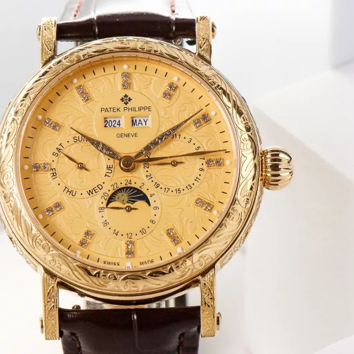 [Iron strokes and silver hooks, vigorous and powerful] High-value new products, simple. Retro. Exquisite craftsmanship!The best collection of the year - Patek Philippe Classic Super Complex Multifunctional Perpetual Calendar Function Watch. The team spent more than two years to carefully design, regardless of cost, dare to be the first, strive for perfection, overcome many difficulties, break through multiple technical bottlenecks, the movement model is CH 29-535 upgraded version, stable quality! [Strap] Classic Italian calfskin strap, clear texture, good texture. Paired with the top Patek Philippe lantern buckle on the market, universal original without pressure.The elegant Calatrava carved case is very individual, and the 42mm diameter is suitable for the size of the average male wrist, consistent with the counter, very business and casual.