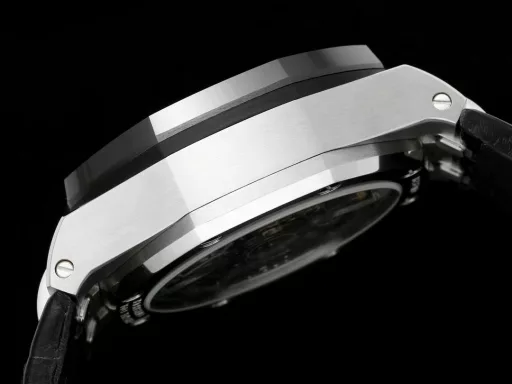 APP Audemars Piguet Royal Oak Offshore 26420 New Upgraded VersionThe newly molded 43 mm case (market version 44 mm, which is the case of the old 26400) adopts a new design, a more ergonomic case, and more refined case details. It has larger polished chamfers. The 43 mm wide case has been carefully modified to accommodate the new movement with a slightly larger diameter. The case contains a set of newly designed chronograph buttons.The dial has been upgraded, the dial texture is CNC slow-washed (non-hydraulic), the finished product has clear texture, and the iconic square is now connected to each other by a cross.The calendar has been upgraded. After the modification of the movement, the original large calendar has been realized. The date window has been pushed to the edge of the dial, and the hands have been slightly modified.The new interchangeable strap function, equipped with a quick release system, can easily change the wearing style. The rubber strap color is black, and there is also a leather strap available.In addition to the titanium version, the Royal Oak Offshore Chronograph 43 mm features a black ceramic bezel, creating a sharp contrast in material and color. The crown and pushers are also made of ceramic.