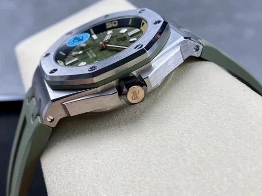 APS Audemars Piguet 15720st is equipped with a new customized integrated cal.4308 movement (not various Japanese machine modified boards), the overall watch size is 42x141.2mm, aps spared no expense to develop an all-in-one machine, and made the original mold to further enhance the replica. Movement: The movement uses a customized all-in-one cal.4308 movement, which is not an ordinary version of the splint machine on the market. All gears of the calendar instant jump function are real and movable, not decorative. The movement uses CNC engraving to make it clearer and more three-dimensional. Case: dps original mold, disassembled the original data of the genuine product, 3D stereo modeling, so that its size ratio is exactly the same as the original, all accessories are interchangeable with the original, and the straight brushed process of the case and the angular case are perfectly integrated. Strap: After 2 years of trial and error, the craftsmanship and quality are continuously improved, and finally the original effect is achieved. Whether in terms of color, material, and craftsmanship, it can be comparable to the counter strap and can be interchanged with the original. Head grain: The one-button quick-release button synchronized with the original makes the strap easy to remove with one button. The buckle also adopts a one-button quick-release design, which can be used with the original. aps carefully creates the highest quality on the entire network!
