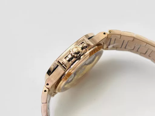 GR Patek Philippe Nautilus women's watch launches a new jewelry style watch!Free travel-friendly custom watch box!1⃣️ The octagonal bezel is inlaid with 68 rectangular spessartine garnets in a double row, showing a double gradient effect from cognac (12 o'clock and 6 o'clock) to champagne (9 o'clock and 3 o'clock). The dial is inlaid with pointed cognac spessartine hour markers. Between the light and shadow, this rare masterpiece shows modern charm.2⃣️ The dial is decorated with the unique wave pattern of the Nautilus women's watch to ensure clarity and legibility, reflecting Patek Philippe's pursuit of readability, even for jewelry watches.3⃣️ The watch is customized 9015 to 324SC automatic winding mechanical movement. The movement window date display. Large center second hand.4⃣️ The dial is rose gold-plated dial, 