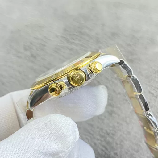 Rolex Daytona 116523 The most beautiful gold panda Daytona, equipped with Dandong 4130 movement, sapphire glass mirror, enamel black dial with 0 color difference, all digital scales are processed by CNC. The strap part also uses 3-section splicing parts, and all parts are electroplated.The font thickness of the bezel part, and most importantly, the black oil filling is the same as the original, with a matte texture. C factory