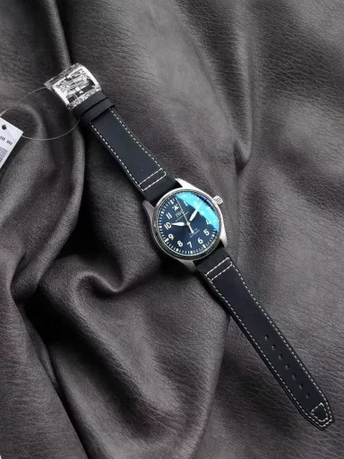 V7 Factory Seven-star Recommendation Mark 20IWC entry-level pilot watch series, the last to debut after 6 years! Mark XX accompanies you to flyFollowing the previous work, the 18th generation Mark XVII launched in 2016, it skipped the XIX and went straight to Mark XX. The new watch design is slightly adjusted, and the case modification is more practical and comfortable to wear than the previous generation. In addition to providing two classic options of blue and black, there is also a green color that echoes the hottest color in the watch industry in recent years.V7 Factory Mark 20 is the only version of the same model in the industry that dares to present a true and false comparison evaluation, correcting the shortcomings of the existing versions on the market. Its structure and details are copied one by one according to the original. After disassembly, it is perfectly consistent with the original, a true perfect clone.The top-grade case of V7 Factory continues the 40mm stainless steel case manufacturing process of Mark 18 watch, but the soft iron cover is cancelled, and the thickness is slightly reduced from the original 11MM to 10.83MM. The crown is still screw-in, and the outer lugs are slightly wider than before, and the vertical spacing is reduced from the original 51.2MM to 49.2MM, which makes it more comfortable to wear. The bezel is mirror-polished to highlight the three-dimensional sense. Its diameter, thickness, curvature, and the details of the bottom cover edge line are not missed. It is 100% gentle and original, and the corners are polished very well. The dense bottom design adds points to the perfection of the watch. The V7 bottom cover is perfectly restored by brushing, and there are no dead angles at all angles.The dial of this V7 factory is the same as the original one, and is still equipped with an imported double-sided anti-reflective convex sapphire mirror with the same transparency as the original one. The scale and time scale still maintain the white printing process. The difference from Mark 18 is that the length of the 3, 6, 9, and 12 time scales has been increased, the luminous strip has been changed into a luminous layer, and the Arabic numerals have been moved closer to the center of the dial as a whole. The 