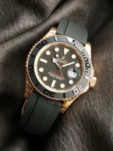VS: Rolex Yacht-Master series m126655-0002 watch, red gold case with natural rubber strap, rose gold, bidirectional rotating 60-minute scale outer ring with matte black Cerachrom ceramic bezel, polished three-dimensional numbers and scales, black dial, equipped with 3235 automatic machinery, 40 mm