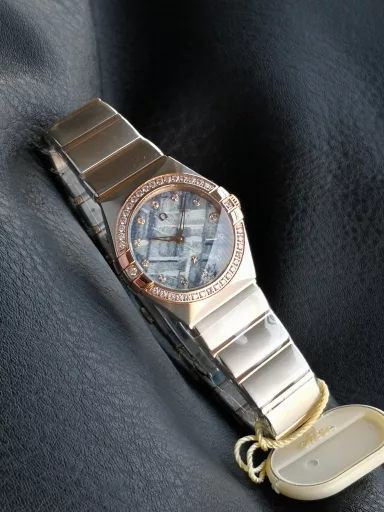 AS Omega fifth generation Constellation series 28mm Swiss quartz watch.The whole watch has been finely polished. The fit between the case and the claws, the Roman scale on the bezel and the restoration of the observatory on the bottom cover are comparable to the original.The dial uses mother-of-pearl material and unique etching technology to create the dial texture pattern, and the new Taiwan stone holder makes the lettering more delicate.The chamfers on both sides of the case and bracelet are hand-polished and polished by watchmakers to make the watch more refined! The style is gentle and moving, and the workmanship is exquisite. The most beautiful constellation, the first choice for ladies!