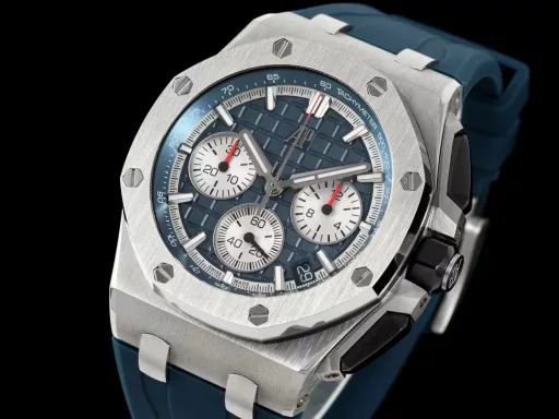 APP Audemars Piguet Royal Oak Offshore 26420 New Upgraded VersionThe newly molded 43 mm case (market version 44 mm, which is the case of the old 26400) adopts a new design, a more ergonomic case, and more refined case details. It has larger polished chamfers. The 43 mm wide case has been carefully modified to accommodate the new movement with a slightly larger diameter. The case contains a set of newly designed chronograph buttons.The dial has been upgraded, the dial texture is CNC slow-washed (non-hydraulic), the finished product has clear texture, and the iconic square is now connected to each other by a cross.The calendar has been upgraded. After the modification of the movement, the original large calendar has been realized. The date window has been pushed to the edge of the dial, and the hands have been slightly modified.The new interchangeable strap function, equipped with a quick release system, can easily change the wearing style. The rubber strap color is black, and there is also a leather strap available.In addition to the titanium version, the Royal Oak Offshore Chronograph 43 mm features a black ceramic bezel, creating a sharp contrast in material and color. The crown and pushers are also made of ceramic.