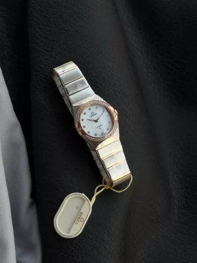 AS Omega fifth generation Constellation series 28mm Swiss quartz watch.The whole watch has been finely polished. The fit between the case and the claws, the Roman scale on the bezel and the restoration of the observatory on the bottom cover are comparable to the original.The dial uses mother-of-pearl material and unique etching technology to create the dial texture pattern, and the new Taiwan stone holder makes the lettering more delicate.The chamfers on both sides of the case and bracelet are hand-polished and polished by watchmakers to make the watch more refined! The style is gentle and moving, and the workmanship is exquisite. The most beautiful constellation, the first choice for ladies!