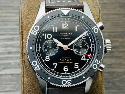 Longines launches the new Spirit Pioneer ZuIu Time watch!1⃣️Diameter 42 mm, frosted lettering, frosted ceramic bezel, bidirectional rotation, synchronized with the official website!2⃣️The bezel is decorated with black, green and blue ceramic inlays, marked with 24-hour scale and Super-LumiNova fluorescent inverted triangle, indicating the time information of the second time zone.3⃣️The disk is also decorated with a flying wing hourglass pattern and five star reliefs. There is a date window at 6 o'clock.4⃣️The sapphire crystal mirror is slightly arched, and both the inside and outside are treated with anti-glare coating. The bidirectional rotation is precise and smooth. The watch is equipped with a screw-in crown that is easy to grip and adjust, and the sealed case back is fixed by 6 screws, with excellent water resistance of 100 meters.5⃣️Stainless steel bracelet or brown/yellow/blue Italian calfskin, with a safety buckle, excellent, comfortable and sturdy.6⃣️The 2836 movement is modified into the original L844.4 automatic winding movement, which can provide up to 48 hours of power reserve and is certified by the Swiss Official Observatory (COSO).Welcome all watch friends to appreciate it!