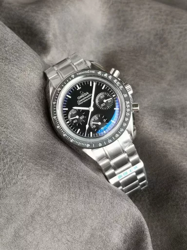 OM Exploration Magazine: Omega Speedmaster 311.32.42.30.04.003 watch (Snoopy Limited Edition), stainless steel case with black nylon leather strap, black lacquered hands, covered with Super-LumiNova luminous coating, equipped with manual mechanical chronograph movement, 42 mm.