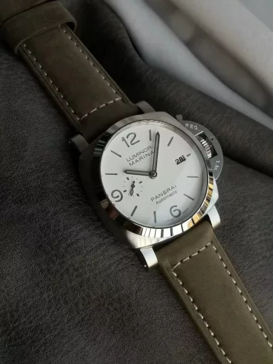 VS Limited Edition Recommendation: Panerai Lumino Series PAM01314 Watch, stainless steel case with Scamosciato-type light brown calfskin strap, white dial with Arabic numerals and luminous dot hour markers. Date display at 3 o'clock, small seconds at 9 o'clock. Equipped with Cal.P.9010 automatic mechanical movement, 44 mm.