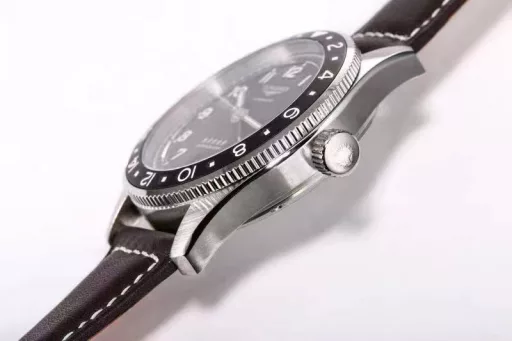 Longines launches the new Spirit Pioneer ZuIu Time watch!1⃣️Diameter 42 mm, frosted lettering, frosted ceramic bezel, bidirectional rotation, synchronized with the official website!2⃣️The bezel is decorated with black, green and blue ceramic inlays, marked with 24-hour scale and Super-LumiNova fluorescent inverted triangle, indicating the time information of the second time zone.3⃣️The disk is also decorated with a flying wing hourglass pattern and five star reliefs. There is a date window at 6 o'clock.4⃣️The sapphire crystal mirror is slightly arched, and both the inside and outside are treated with anti-glare coating. The bidirectional rotation is precise and smooth. The watch is equipped with a screw-in crown that is easy to grip and adjust, and the sealed case back is fixed by 6 screws, with excellent water resistance of 100 meters.5⃣️Stainless steel bracelet or brown/yellow/blue Italian calfskin, with a safety buckle, excellent, comfortable and sturdy.6⃣️The 2836 movement is modified into the original L844.4 automatic winding movement, which can provide up to 48 hours of power reserve and is certified by the Swiss Official Observatory (COSO).Welcome all watch friends to appreciate it!