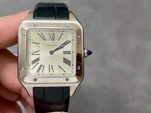 F1 The only one in the market with the same version of the head grain, perfectly restored Cartier's classic work, Cartier Santos. Dumont series, with smooth contours, simple and elegant, is very in line with the trend of contemporary gentlemen. Large watch diameter 46.633.9mm, medium watch diameter: 43.531.4mm, small watch diameter: 38*27.5mm; Swiss quartz movement Compared with round watches, square watches are particularly unique due to their angular design. When it comes to classic square watches, Cartier's Santos is naturally on the list. Santos watches are not only a model of square watches, but also considered to be 