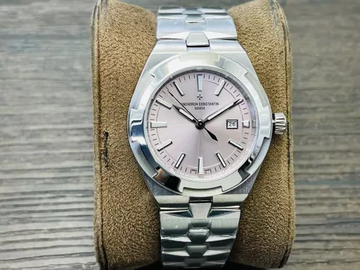 Vacheron Constantin's new Overseas automatic watch for women!1⃣️The new watch has a diameter of 35 mm, which is the same size as the original!2⃣️Equipped with the 9015 modified 1088/1 automatic winding movement, it highlights the slim and light sports style, like a delicate bracelet lingering around the wrist.3⃣️The watch is equipped with an integrated bracelet, which is composed of thin Maltese cross-shaped links, fitting the wrist like a second layer of skin.4⃣️Through the transparent case back, you can appreciate the rich decorative details that have been carefully carved.5⃣️Through the transparent case back, you can appreciate the rich decorative details that have been carefully carved. The bridge on one side of the case back is decorated with exquisite Geneva ripples. The iconic gold rotor of this series is decorated with a wind rose compass pattern, which symbolizes the spirit of never-ending travel and exploration with its graceful and endless dance.VC Factory's masterpiece is welcome to all goddesses! You deserve it!