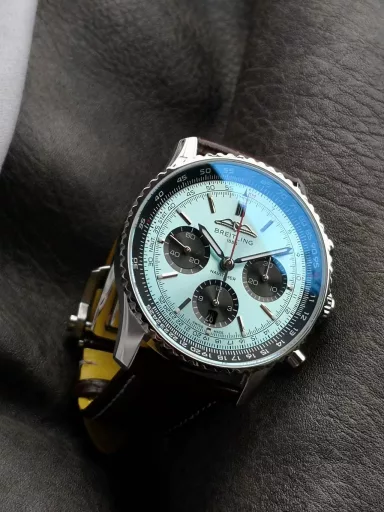 Breitling's new Navitimer celebrates its 70th anniversary, and Breitling reinterprets the classic watch with bold colors. With a size of 43mm, the iteration is undoubtedly an authentic aviation chronograph, with a circular flight slide rule, a stick scale, three small dials and a grooved bezel for easy grip, and the new OXF B01 movement