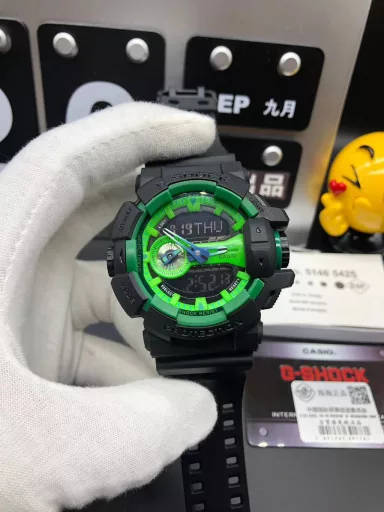 GA-400 hand-raise light Casio G-SHOCK--classic shockproof dial design👍In stock and shipped immediately, 45-degree automatic hand-raise light function with strong visual impact🙈LCD liquid crystal display💡Stopwatch speed function accurate to 1/1000 second⌛Shockproof📣Anti-magnetic💥200 meters waterproof🏊48 city time📲Countdown⏳Alarm clock⏰Fully automatic calendar and other powerful functions