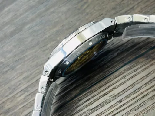 Vacheron Constantin's new Overseas automatic watch for women!1⃣️The new watch has a diameter of 35 mm, which is the same size as the original!2⃣️Equipped with the 9015 modified 1088/1 automatic winding movement, it highlights the slim and light sports style, like a delicate bracelet lingering around the wrist.3⃣️The watch is equipped with an integrated bracelet, which is composed of thin Maltese cross-shaped links, fitting the wrist like a second layer of skin.4⃣️Through the transparent case back, you can appreciate the rich decorative details that have been carefully carved.5⃣️Through the transparent case back, you can appreciate the rich decorative details that have been carefully carved. The bridge on one side of the case back is decorated with exquisite Geneva ripples. The iconic gold rotor of this series is decorated with a wind rose compass pattern, which symbolizes the spirit of never-ending travel and exploration with its graceful and endless dance.VC Factory's masterpiece is welcome to all goddesses! You deserve it!
