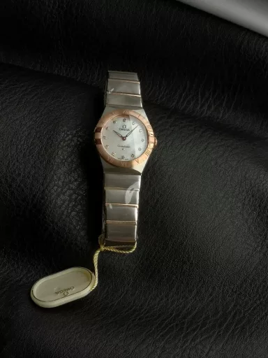 AS Omega fifth generation Constellation series 28mm Swiss quartz watch.The whole watch has been finely polished. The fit between the case and the claws, the Roman scale on the bezel and the restoration of the observatory on the bottom cover are comparable to the original.The dial uses mother-of-pearl material and unique etching technology to create the dial texture pattern, and the new Taiwan stone holder makes the lettering more delicate.The chamfers on both sides of the case and bracelet are hand-polished and polished by watchmakers to make the watch more refined! The style is gentle and moving, and the workmanship is exquisite. The most beautiful constellation, the first choice for ladies!