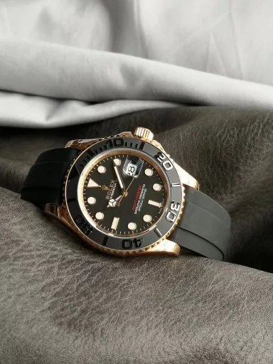 VS: Rolex Yacht-Master series m126655-0002 watch, red gold case with natural rubber strap, rose gold, bidirectional rotating 60-minute scale outer ring with matte black Cerachrom ceramic bezel, polished three-dimensional numbers and scales, black dial, equipped with 3235 automatic machinery, 40 mm