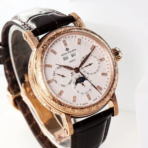[Iron strokes and silver hooks, vigorous and powerful] High-value new products, simple. Retro. Exquisite craftsmanship!The best collection of the year - Patek Philippe Classic Super Complex Multifunctional Perpetual Calendar Function Watch. The team spent more than two years to carefully design, regardless of cost, dare to be the first, strive for perfection, overcome many difficulties, break through multiple technical bottlenecks, the movement model is CH 29-535 upgraded version, stable quality! [Strap] Classic Italian calfskin strap, clear texture, good texture. Paired with the top Patek Philippe lantern buckle on the market, universal original without pressure.The elegant Calatrava carved case is very individual, and the 42mm diameter is suitable for the size of the average male wrist, consistent with the counter, very business and casual.