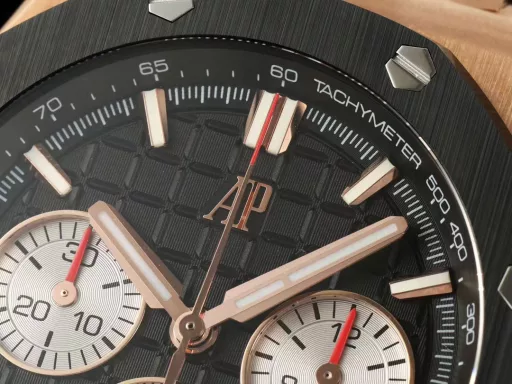 APP Audemars Piguet Royal Oak Offshore 26420 New Upgraded VersionThe newly molded 43 mm case (market version 44 mm, which is the case of the old 26400) adopts a new design, a more ergonomic case, and more refined case details. It has larger polished chamfers. The 43 mm wide case has been carefully modified to accommodate the new movement with a slightly larger diameter. The case contains a set of newly designed chronograph buttons.The dial has been upgraded, the dial texture is CNC slow-washed (non-hydraulic), the finished product has clear texture, and the iconic square is now connected to each other by a cross.The calendar has been upgraded. After the modification of the movement, the original large calendar has been realized. The date window has been pushed to the edge of the dial, and the hands have been slightly modified.The new interchangeable strap function, equipped with a quick release system, can easily change the wearing style. The rubber strap color is black, and there is also a leather strap available.In addition to the titanium version, the Royal Oak Offshore Chronograph 43 mm features a black ceramic bezel, creating a sharp contrast in material and color. The crown and pushers are also made of ceramic.