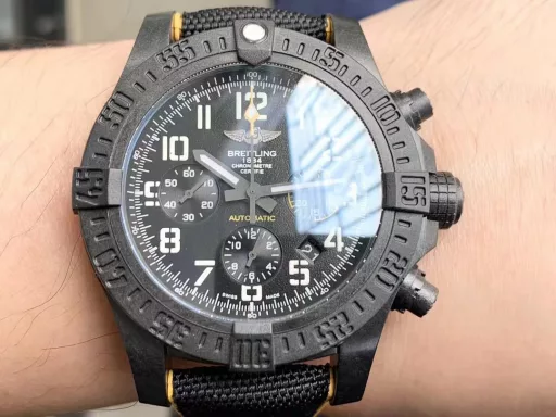 Breitling original one-to-one carbon fiber texture, the ultimate new work. The Breitling Avenger Hurricane series 45mm chronograph was purchased two years ago and disassembled for inspection. After many efforts by the watchmaker, it was finally cracked. It is made of Breitlight® material. Breitlight® is a thermoplastic resin with excellent high temperature resistance. It is a composite of polycarbonate and carbon fiber. The material is 3.3 times lighter than titanium and 5.8 times lighter than stainless steel, but it is stronger and can't be broken! It also has many advantages: scratches, polishing, corrosion resistance, anti-magnetic, anti-allergic, and has a warmer touch than metal, and presents the mottled visual effect of carbon fiber. (The raw materials are purchased in Switzerland, which is hard-won. Don't miss it if you like it) The real thing looks better