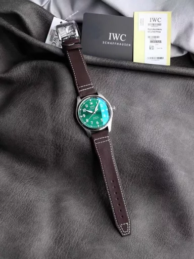 V7 Factory Seven-star Recommendation Mark 20IWC entry-level pilot watch series, the last to debut after 6 years! Mark XX accompanies you to flyFollowing the previous work, the 18th generation Mark XVII launched in 2016, it skipped the XIX and went straight to Mark XX. The new watch design is slightly adjusted, and the case modification is more practical and comfortable to wear than the previous generation. In addition to providing two classic options of blue and black, there is also a green color that echoes the hottest color in the watch industry in recent years.V7 Factory Mark 20 is the only version of the same model in the industry that dares to present a true and false comparison evaluation, correcting the shortcomings of the existing versions on the market. Its structure and details are copied one by one according to the original. After disassembly, it is perfectly consistent with the original, a true perfect clone.The top-grade case of V7 Factory continues the 40mm stainless steel case manufacturing process of Mark 18 watch, but the soft iron cover is cancelled, and the thickness is slightly reduced from the original 11MM to 10.83MM. The crown is still screw-in, and the outer lugs are slightly wider than before, and the vertical spacing is reduced from the original 51.2MM to 49.2MM, which makes it more comfortable to wear. The bezel is mirror-polished to highlight the three-dimensional sense. Its diameter, thickness, curvature, and the details of the bottom cover edge line are not missed. It is 100% gentle and original, and the corners are polished very well. The dense bottom design adds points to the perfection of the watch. The V7 bottom cover is perfectly restored by brushing, and there are no dead angles at all angles.The dial of this V7 factory is the same as the original one, and is still equipped with an imported double-sided anti-reflective convex sapphire mirror with the same transparency as the original one. The scale and time scale still maintain the white printing process. The difference from Mark 18 is that the length of the 3, 6, 9, and 12 time scales has been increased, the luminous strip has been changed into a luminous layer, and the Arabic numerals have been moved closer to the center of the dial as a whole. The 