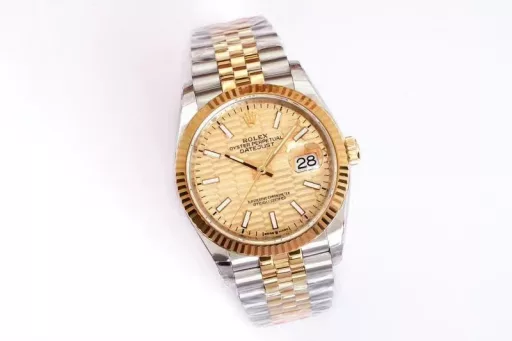 EW V2 upgraded version, the highest version on the market, Rolex Day-Date 40MM, wonderful details:1⃣️ The dial is set with 18ct gold, diamonds, and square diamonds at 6 and 9 o'clock.2⃣️ Oyster case structure, integrated middle case, screw-in bottom cover and winding crown.3⃣️ The structure size and thickness are synchronized with the original, with a diameter of 40 mm and a thickness of 12 mm.4⃣️ Equipped with 3255 automatic winding movement, fast adjustment instantaneous jump day calendar, time adjustment, thickness, and structure are synchronized with the original.EW's ingenious work welcomes your appreciation!