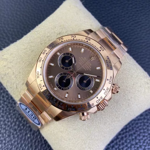 Clean factory 116505 steel band rose gold DaytonaThis time we launched a steel band rose gold DaytonaThe coffee-colored surface dial has 0 color differenceThe dial part is also spliced ​​in 3 sections. All parts are electroplated.The font thickness of the bezel part, and most importantly, the black oil filling is the same as the original, with a mattefeel. This is also the only one that can do it. I will post detailed pictures for comparison later. For more details, you can look at the true and false comparison pictures carefullyCollapse
