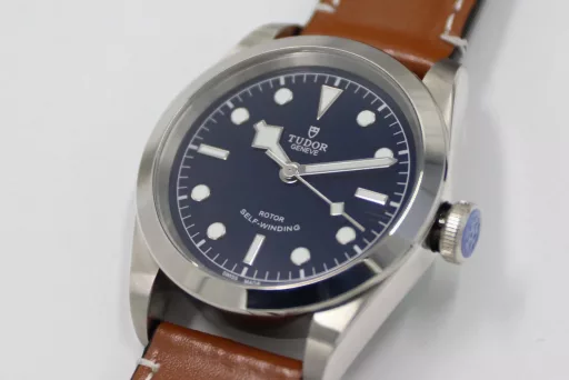 LF Tudor Biwan 79540 Series 41 Watch Update v2① The whole watch is genuine mold casting, and the parts are 100% interchangeable.② The standard size of the watch is 41mm, which is suitable for the wrist size of the general male.③ The upgraded version strengthens the overall polishing of the case and adopts a new customized Cal.2824 movement, which synchronizes the original version without calendar idle gear.A belt and folding buckle can be given with the order, which is both formal and casual, low-key but not mediocre, steady but not agile.