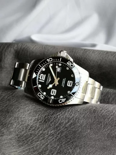 VS Limited Edition: Longines Sports Series L3.781.4.56.6 watch, stainless steel case and bracelet, black ceramic, unidirectional rotating bezel, black sun-grained dial, 3 Arabic numerals and 10 synthetic gemstone hour markers, coated with Super-LumiNova®; rhodium-plated hour, minute and second hands, red chronograph hands, coated with Super-LumiNova®, equipped with L888 automatic machinery, 43 mm.