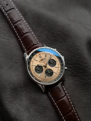 Breitling's new Navitimer celebrates its 70th anniversary, and Breitling reinterprets the classic watch with bold colors. With a size of 43mm, the iteration is undoubtedly an authentic aviation chronograph, with a circular flight slide rule, a stick scale, three small dials and a grooved bezel for easy grip, and the new OXF B01 movement