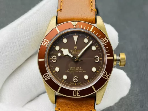 [ZF Factory 2021 Annual Masterpiece] V3 Upgraded Version The most sentimental watch - Tudor Biwan Bronze - M79250BA-0001 watch.1⃣️ [Case] ​​The watch size is 43 mm. As a pioneer of bronze materials, it not only strives for perfection in details. In terms of material, the perfect use of [aluminum bronze] (Note: Aluminum blue has a slow oxidation process and does not produce green rust, and has higher hardness and more weight) ZF products guarantee the effect of genuine oxidation and restore the unique style of the watch.2⃣️ [Strap buckle] Hand-stitched Italian cowhide and frosted treatment, the appearance is more retro, and it is perfectly matched with the aluminum bronze pin buckle.3⃣️ [Movement] The Seagull 2824 automatic winding movement with the least repair and the most stable travel time is adopted.Bronze artifacts are matched with god-level reproductions, and ZF's new generation of bronze artifacts are appreciated together!ZF Factory's masterpiece welcomes your appreciation!