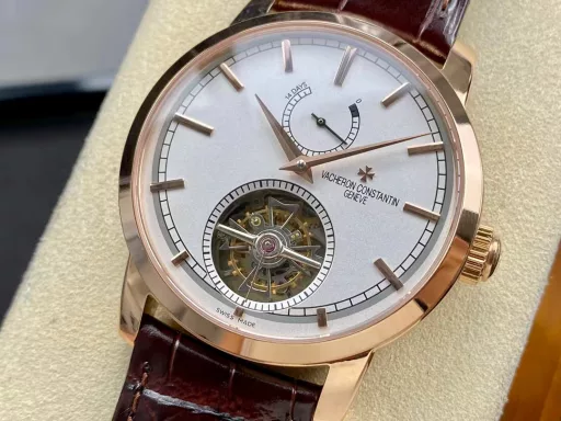 TUR Vacheron Constantin Patrimony Heritage Series Traditionnelle Kinetic Tourbillon Re-release watch, numbered: 89000/000R-9655. After three years of research and development, TUR has reproduced the wheel system layout and the original tourbillon components, and the double support points have reached four-point support (original patent), making the domestic watch industry achieve a qualitative leap. One minute carrousel, 6 vibrations per second, the same frequency as the original. The watch is equipped with the classic bezel, scale and hour markers of the Heritage series; the silver milky white dial is matched with 5N pink gold sword hands, which is full of traditional charm. Equipped with the new Cal.2260 mechanical movement, the case has a diameter of 42 mm and a thickness of 12.2 mm, and is inlaid with a transparent sapphire crystal case back, with 30 meters of water resistance. TUR has restored more than 95% of the functions and appearance based on the original size. The small second hand on the tourbillon and the tourbillon frame is displayed at 6:00 on the dial, which represents that TUR has once again broken through the original technology and function blockade, and has perfectly combined the design aesthetics and innovative materials on the mechanical device, reaching the same level as the original.Welcome all watch friends to appreciate it