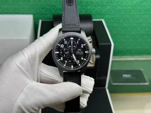 TW fully upgrades IWC's latest ceramic watchIWC pilot chronograph watch is coming, with more delicate details and coordinationIngenuity, meticulously crafted V2 board[Case] ​​The watch size is 44.5mmX15.7mm. The case is made of high-tech ceramics, consistent with the original! And it is frosted and matte! The structure follows the original version - the bezel and the middle case are formed in one piece. Anti-wear, scratch, corrosion resistant[Movement] It uses the powerful and stable Dandong 7750 movement. Hours, minutes, seconds, dual-period display and chronograph function