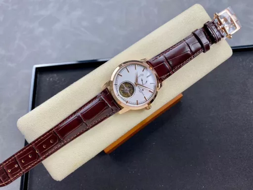 TUR Vacheron Constantin Patrimony Heritage Series Traditionnelle Kinetic Tourbillon Re-release watch, numbered: 89000/000R-9655. After three years of research and development, TUR has reproduced the wheel system layout and the original tourbillon components, and the double support points have reached four-point support (original patent), making the domestic watch industry achieve a qualitative leap. One minute carrousel, 6 vibrations per second, the same frequency as the original. The watch is equipped with the classic bezel, scale and hour markers of the Heritage series; the silver milky white dial is matched with 5N pink gold sword hands, which is full of traditional charm. Equipped with the new Cal.2260 mechanical movement, the case has a diameter of 42 mm and a thickness of 12.2 mm, and is inlaid with a transparent sapphire crystal case back, with 30 meters of water resistance. TUR has restored more than 95% of the functions and appearance based on the original size. The small second hand on the tourbillon and the tourbillon frame is displayed at 6:00 on the dial, which represents that TUR has once again broken through the original technology and function blockade, and has perfectly combined the design aesthetics and innovative materials on the mechanical device, reaching the same level as the original.Welcome all watch friends to appreciate it