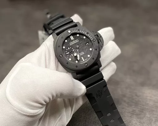 VS Panerai 2019 Geneva Panerai: PAM979 new carbon fiber dial, 47mm*16mm oversized dial, equipped with a fully automatic mechanical movement with a power reserve of 72 hours, is the representative of the entire industry!