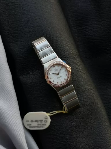 AS Omega fifth generation Constellation series 28mm Swiss quartz watch.The whole watch has been finely polished. The fit between the case and the claws, the Roman scale on the bezel and the restoration of the observatory on the bottom cover are comparable to the original.The dial uses mother-of-pearl material and unique etching technology to create the dial texture pattern, and the new Taiwan stone holder makes the lettering more delicate.The chamfers on both sides of the case and bracelet are hand-polished and polished by watchmakers to make the watch more refined! The style is gentle and moving, and the workmanship is exquisite. The most beautiful constellation, the first choice for ladies!