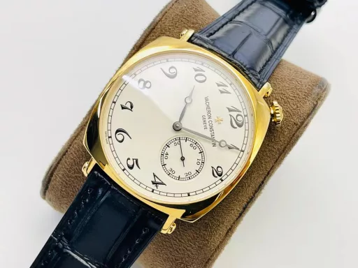 MKF Factory Vacheron Constantin Historical Masterpiece Series American 1921 Watch Series!1⃣️Equipped with a customized version of Danton 2824 two-and-a-half-hand movement, it has strong stability!2⃣️The 40MM diameter, unique commemorative pillow-shaped case is based on the early cushion-shaped case design, integrating the current noble materials, craftsmanship and aesthetic concepts to reshape the classics!3⃣️The crown is offset from the center and located in the upper right corner of the case, making it more comfortable to wear. At the same time, this design also comes from the early cushion-shaped watch!4⃣️The dial scale is arranged diagonally with the case as a reference, which is very distinctive; the polished pink gold Maltese cross at 12 o'clock on the dial makes the dial more prominent!5⃣️Black oxidized hour and minute hands, bar-shaped black oxidized small second hand, elegant and unique!6⃣️The back of the watch is made of a transparent sapphire crystal case back, which is locked with screws, so that the exquisite polishing of Vacheron Constantin's top movement can be seen at a glance.7⃣️The watch is paired with a hand-stitched square calfskin strap with a polished half Maltese cross design pin buckle!MKF Factory's masterpiece is welcome to appreciate it!