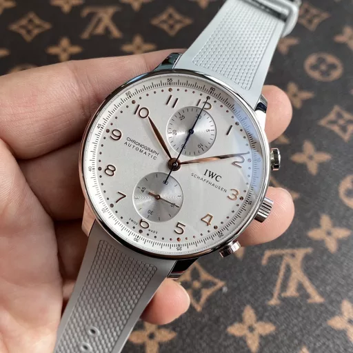 IWC Portuguese Chronograph Series - IW371620This panda dial 371620 has a simple and casual, just right elegant design, and has a gold steel case and charming curvature. The case diameter is only 41 mm and the thickness is 13 mm, which is very suitable for daily wear.The panda dial has a very high design appeal, and the sea and sky color matching of the Portuguese watch adds a nautical atmosphere. The sub-dial of the panda eye follows a vertical layout. In this way, it looks like a panda with its head tilted, which is very cute. The smooth surface enhances the sense of depth and vividness, and is more three-dimensional.Equipped with a 69355 movement, it is beautifully polished and equipped with a column wheel mechanism to make the operation feedback of the chronograph button smoother. The power reserve has also been increased to 46 hours, and the two-way pawl winding system used is still reliable.The IWC Portuguese Chronograph 371620 has different styles from different angles. You can see it as an elegant dress watch or a sporty sports watch. It is a masterpiece worth experiencing in the lifetime of watch lovers.