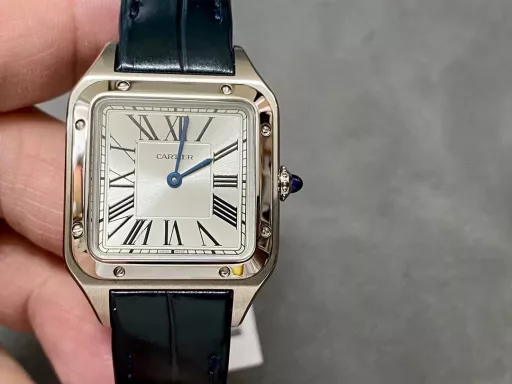 F1 The only one in the market with the same version of the head grain, perfectly restored Cartier's classic work, Cartier Santos. Dumont series, with smooth contours, simple and elegant, is very in line with the trend of contemporary gentlemen. Large watch diameter 46.633.9mm, medium watch diameter: 43.531.4mm, small watch diameter: 38*27.5mm; Swiss quartz movement Compared with round watches, square watches are particularly unique due to their angular design. When it comes to classic square watches, Cartier's Santos is naturally on the list. Santos watches are not only a model of square watches, but also considered to be 