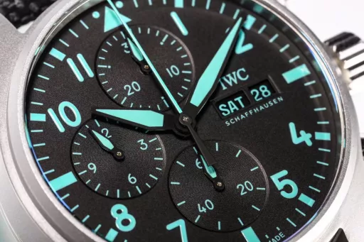 IWC✖️AMG engineers join forces to create a cool lookIWC IW388108 pilot watchThe watch uses sandblasting matte technology to create a titanium effect, mature workmanship, clear lines and three-dimensional sense, harmonious color matching, and is very versatile.Compared with the previous pilot, the size of the new timepiece has been reduced to 41, which is more in line with the golden size of modern men's watchesThe dial design continues the classic cockpit instrument panel style of the pilot. The color matching of Petronas green makes the watch look brand new and coolThe new transparent bottom design uses the 7750 modified self-produced 69385 automatic winding mechanical movement, which can provide 46 hours of power reserve for the watch after full windingThe double-layer light blue anti-dizziness coating can read the time more clearly, continuing the classic appearance of the previous work, Petronas green has also become a hot topic this year. It is definitely the watch with the most IWC temperamentOriginal mold opening at any cost, matched with the counter's exclusive research and development of quick-release fluororubber strap/quick-release braided beltTW ingenuity masterpiece, welcome to taste!