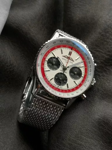 Breitling's new Navitimer celebrates its 70th anniversary, and Breitling reinterprets the classic watch with bold colors. With a size of 43mm, the iteration is undoubtedly an authentic aviation chronograph, with a circular flight slide rule, a stick scale, three small dials and a grooved bezel for easy grip, and the new OXF B01 movement
