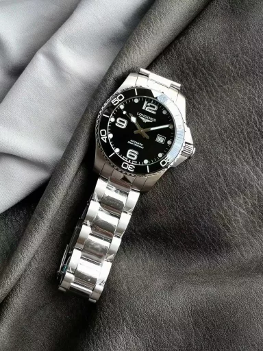 VS Limited Edition: Longines Sports Series L3.781.4.56.6 watch, stainless steel case and bracelet, black ceramic, unidirectional rotating bezel, black sun-grained dial, 3 Arabic numerals and 10 synthetic gemstone hour markers, coated with Super-LumiNova®; rhodium-plated hour, minute and second hands, red chronograph hands, coated with Super-LumiNova®, equipped with L888 automatic machinery, 43 mm.